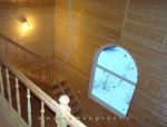 Лестница на второй этаж коттеджа.Стены и потолок отделаны вагонкой